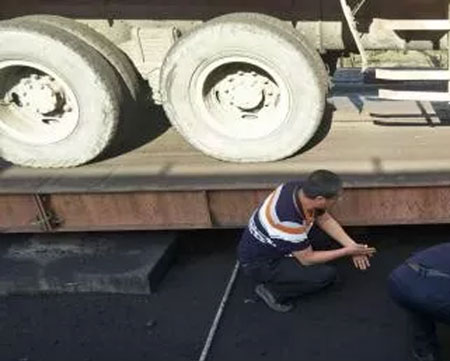 內(nèi)蒙古杭錦旗市監(jiān)局對全旗在用地磅展開強(qiáng)制檢定工作